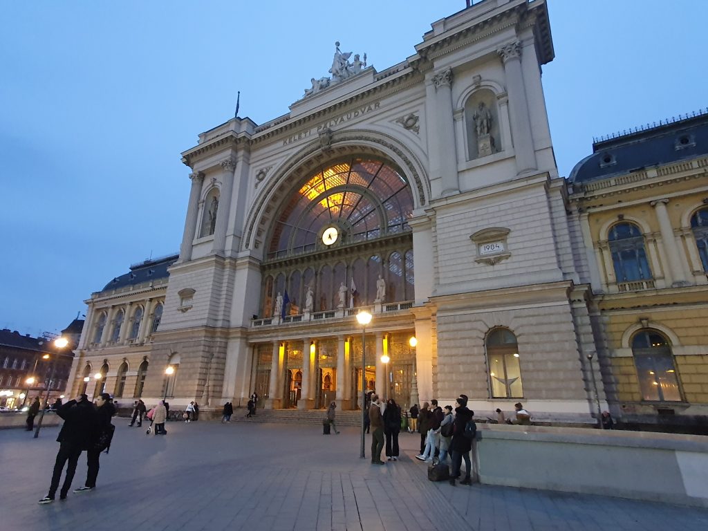 Keletit (Eastern) Station at dusk. Notice the two statues either side of the arch. James Watt and George Stephenson.